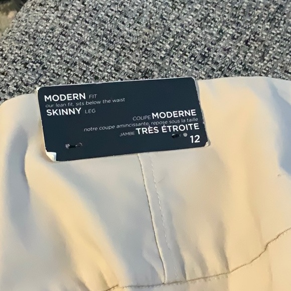 Le Chateau, Skinny leg, size 12 modern fit pants. - Picture 4 of 5